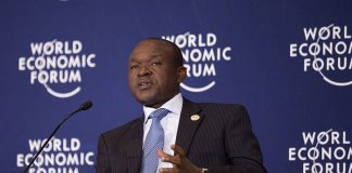 800px-Erastus_J._O._Mwencha_-_World_Economic_Forum_on_Africa_2012_(2).jpg